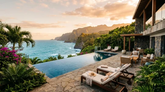 Villa de prestige avec piscine à débordement et vue panoramique sur l'océan Indien au coucher du soleil, île de la Réunion